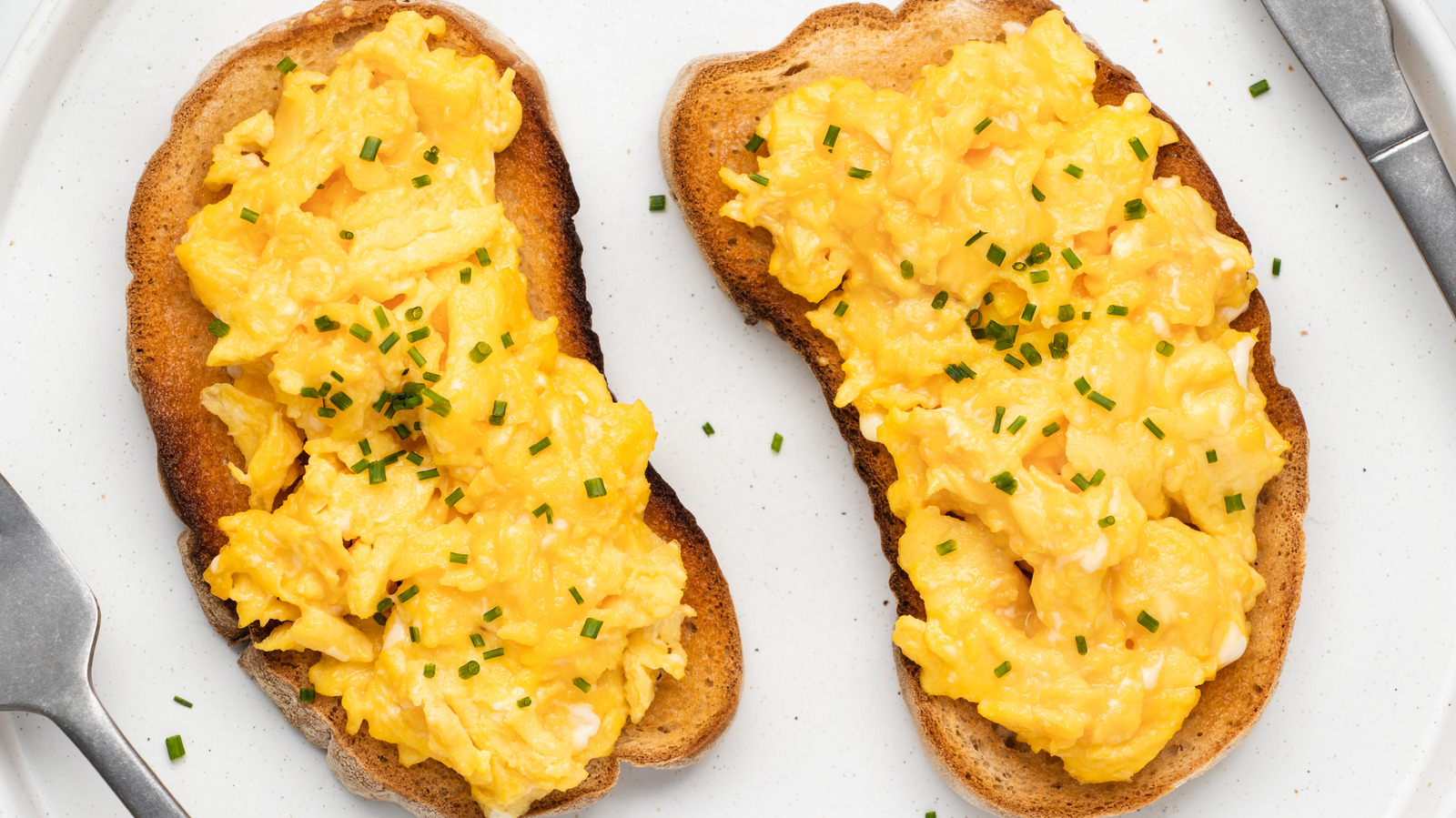 How to Make Scrambled Eggs (VIDEO) 