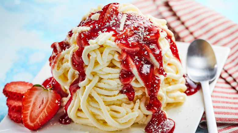 spaghettieis with strawberry sauce