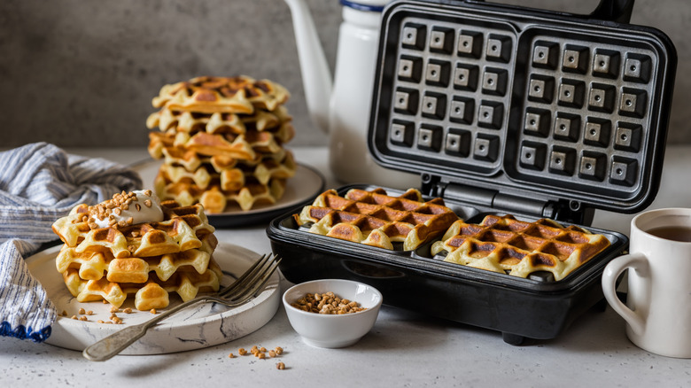 Double waffle maker with waffles