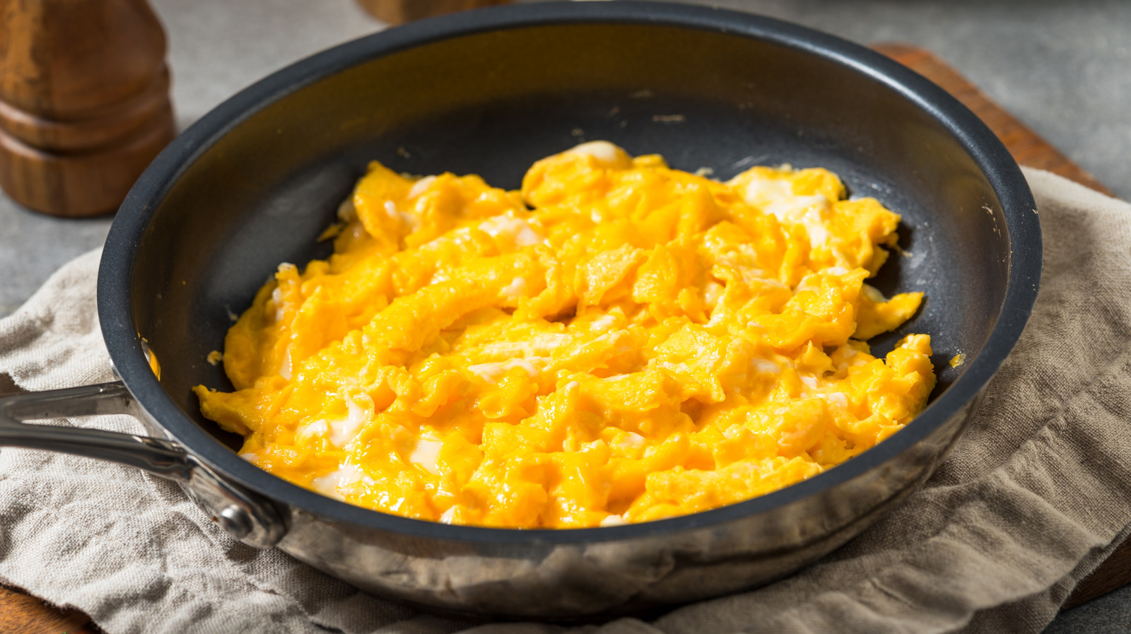 Spice Up Basic Scrambled Eggs With One Jarred Ingredient That's Rich In Italian Flavor
