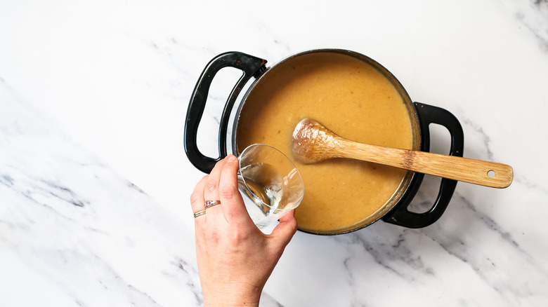 Adding kirsch to fondue