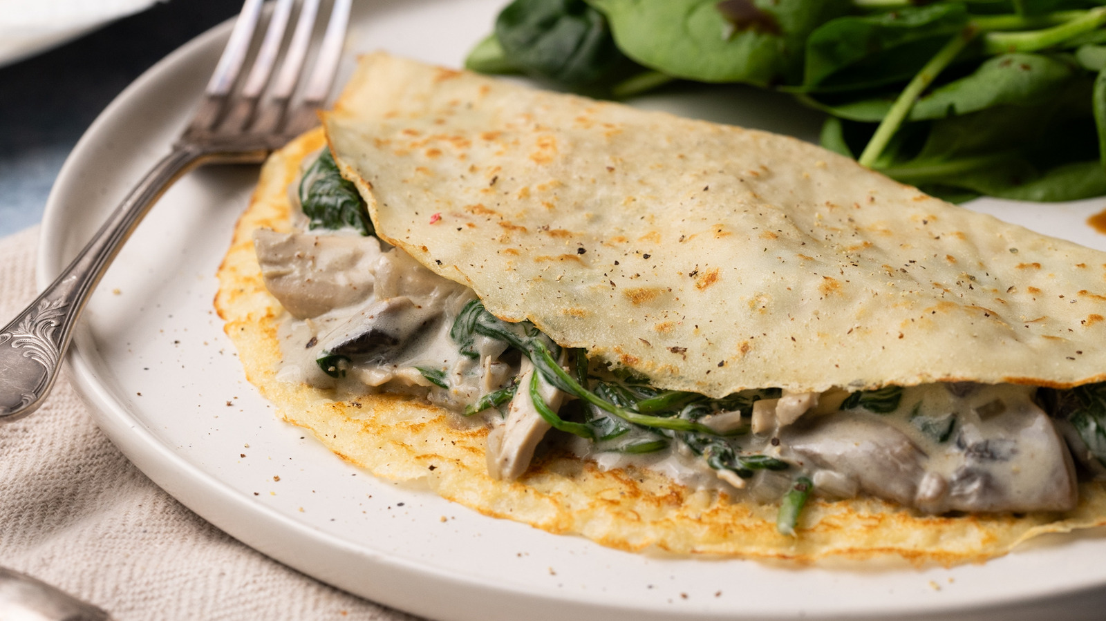 Crepe recipe stuffed with spinach, turkey and mushrooms