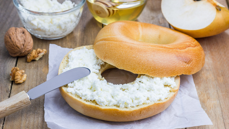 bagel with cottage cheese