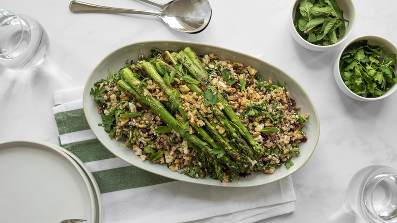 salad with asparagus and farro