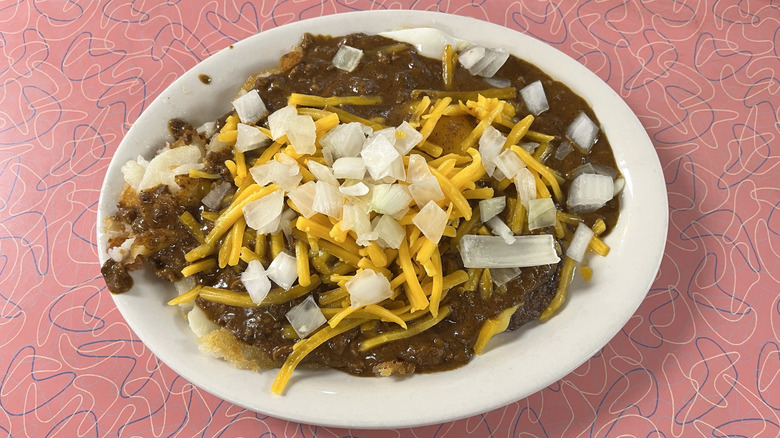 A St. Louis slinger on a white plate set atop pink patterned table