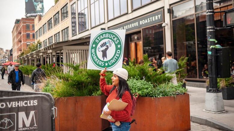Starbucks Workers United organizing employees