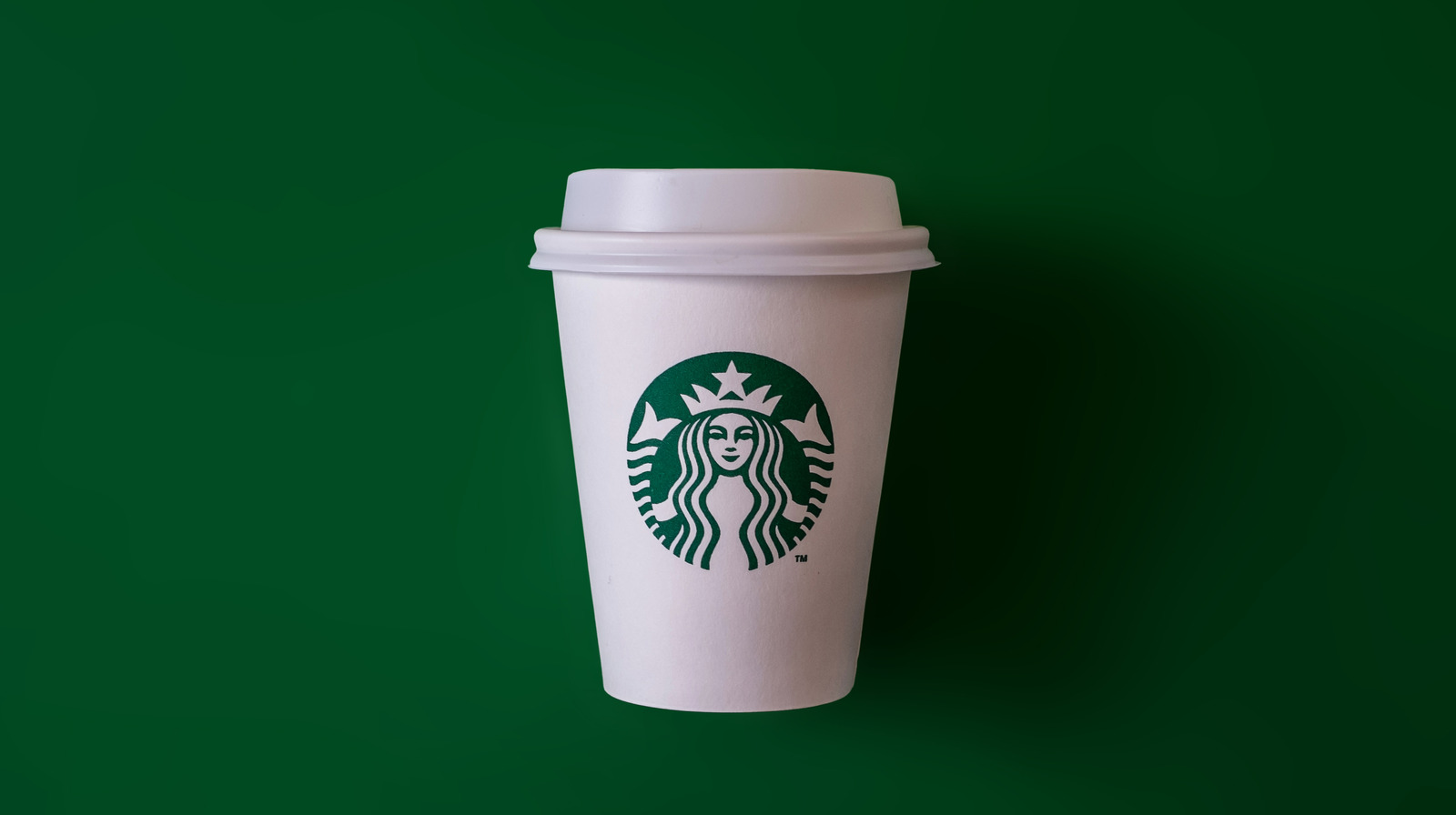 https://www.tastingtable.com/img/gallery/starbucks-set-a-precedent-for-standard-paper-cups-in-the-80s/l-intro-1675286757.jpg