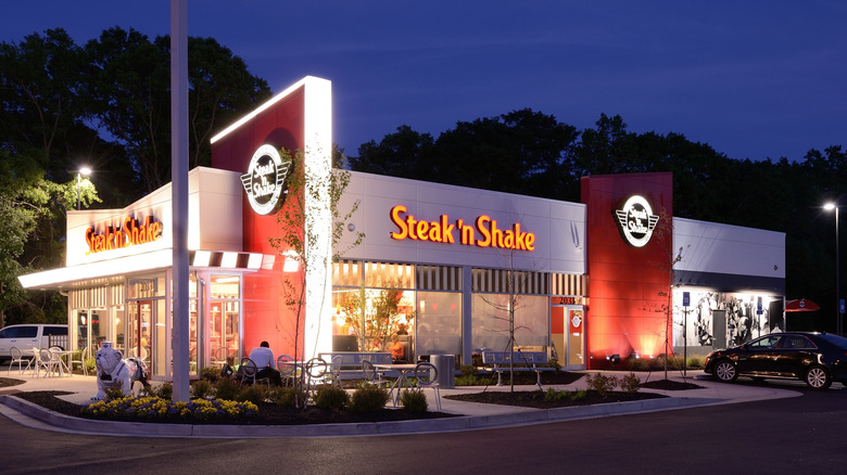 the outside of a steak 'n shake at night