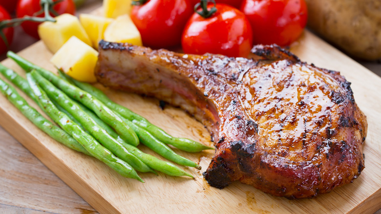 Steak and green beans on cutting board