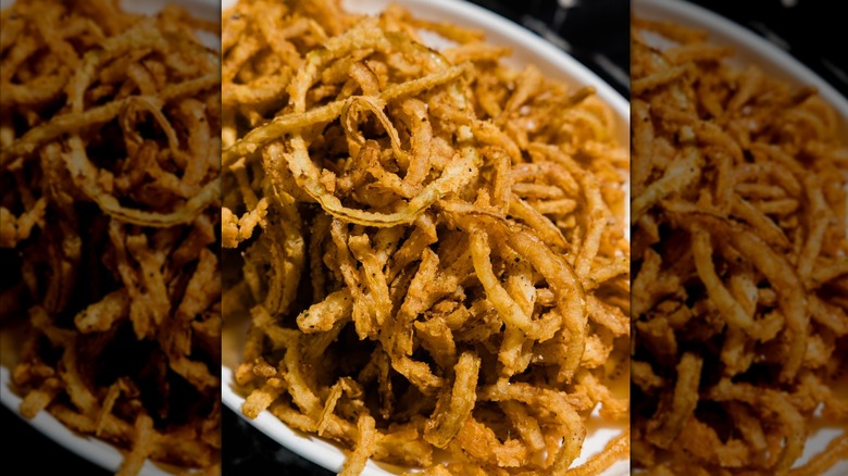 Pile of onion crispy onion strings on plate