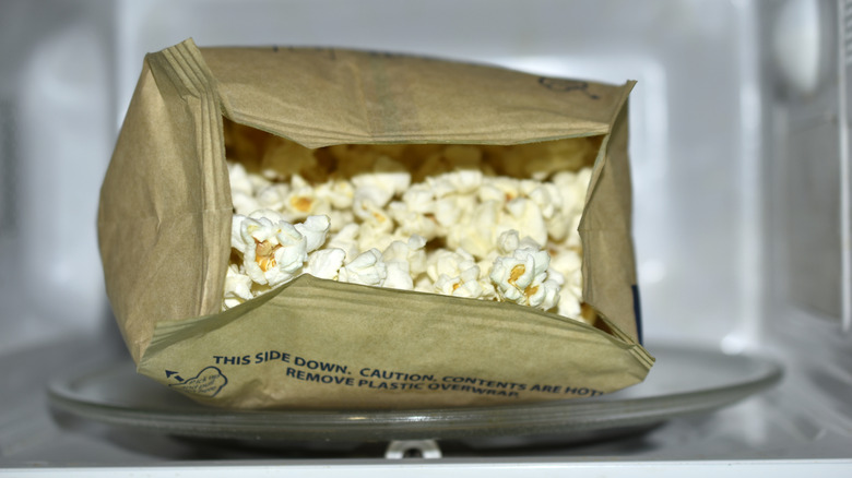 Popcorn bag in microwave with uneven turntable