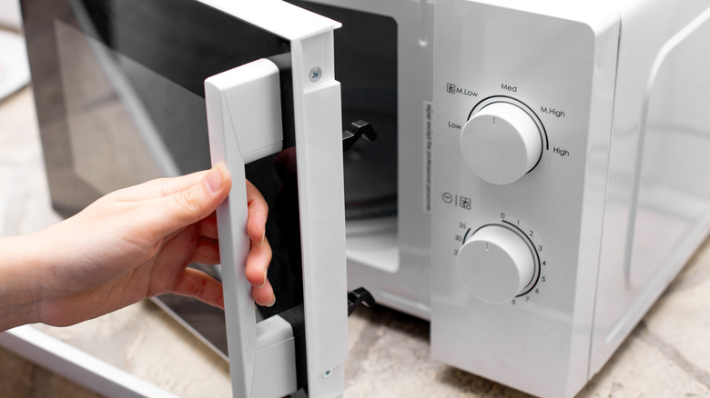 Closing microwave door