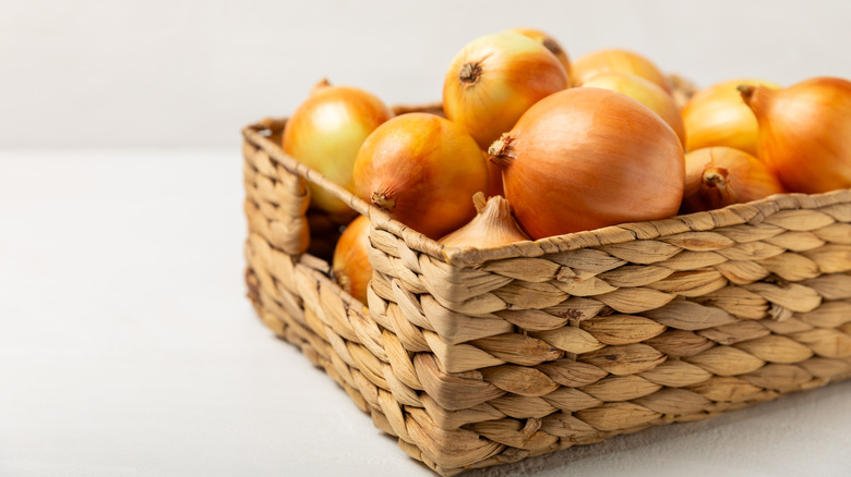 A basket full of whole onions