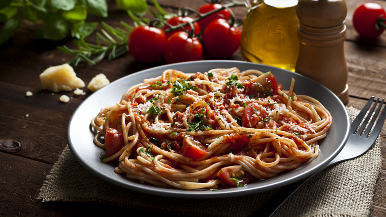 Tomato spaghetti on black plate