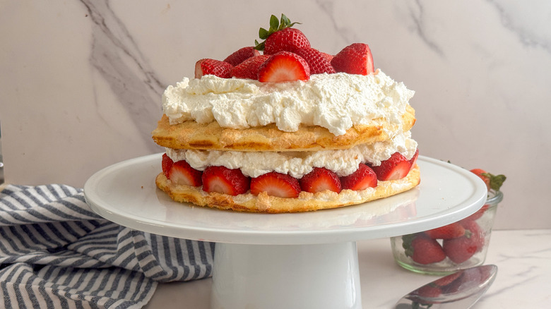 torte on cake stand