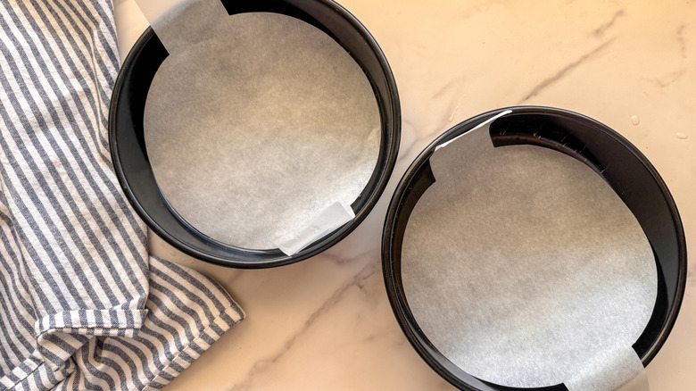 2 lined round pans