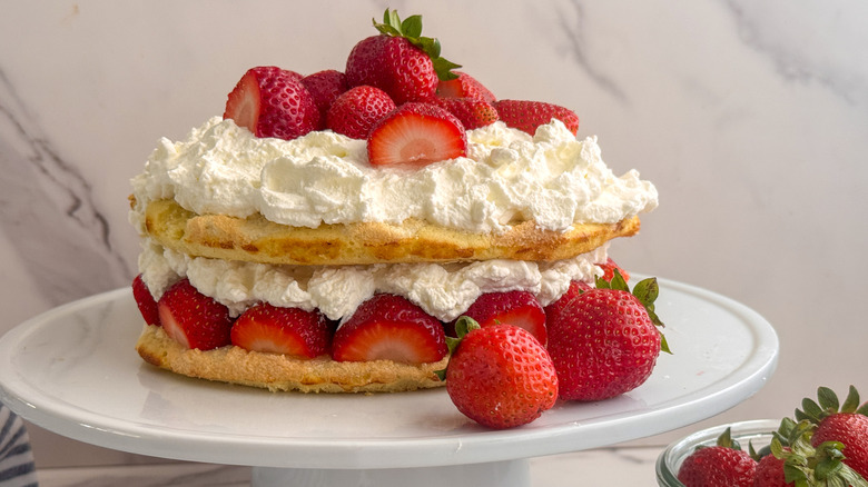 torte on platter