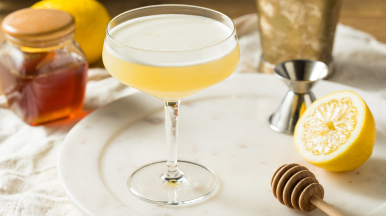 Bees knees cocktail with honey and lemon.