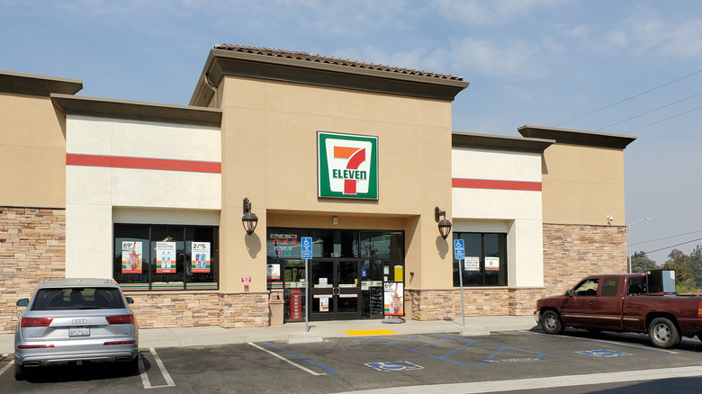 The exterior of a 7-Eleven