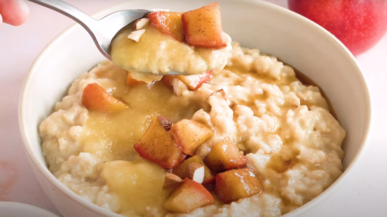 oatmeal with applesauce and apples