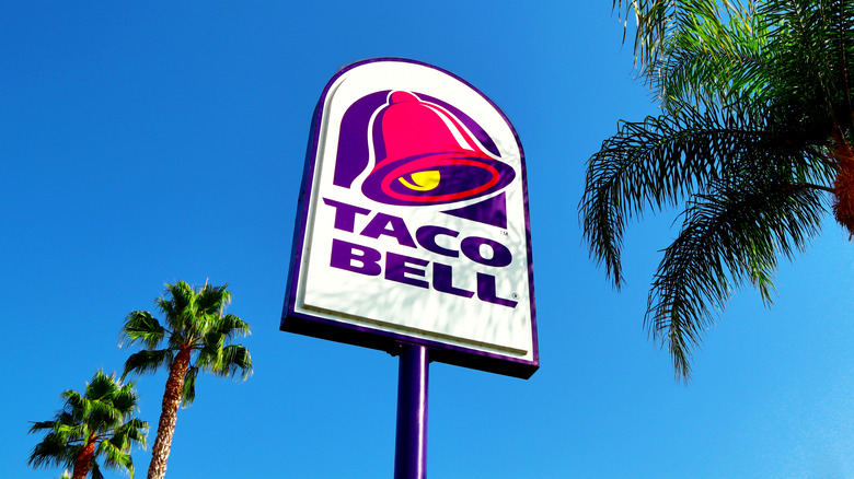 taco bell logo against sky