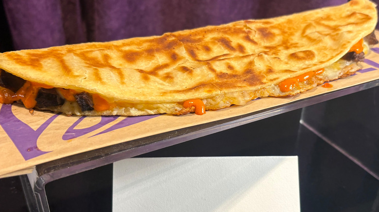 A large Tacodilla on a clear pedestal