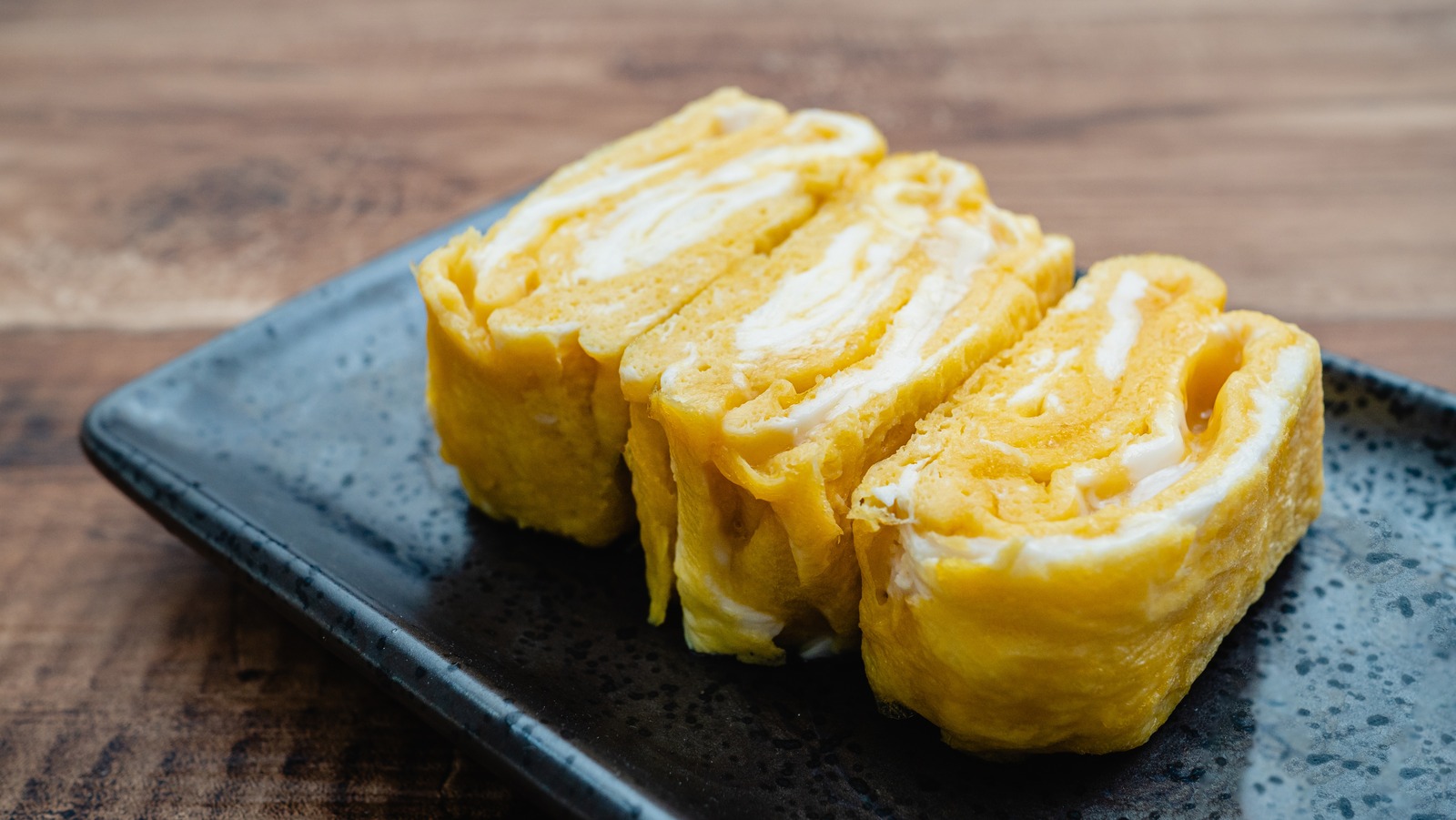 https://www.tastingtable.com/img/gallery/tamagoyaki-the-japanese-rolled-omelet-you-should-know/l-intro-1662994682.jpg