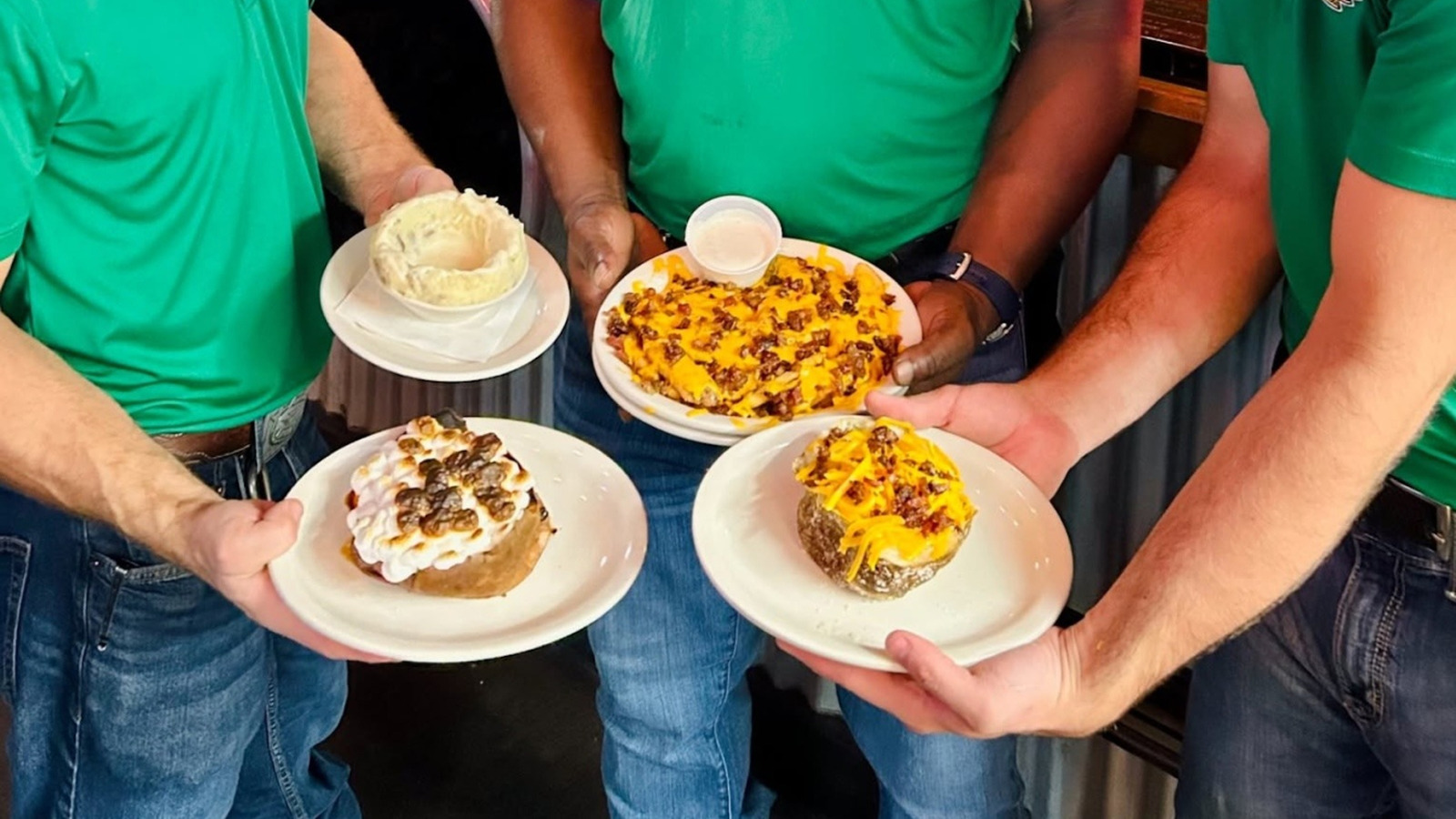 Forget Expensive Steaks And Order This Texas Roadhouse Appetizer Packed With Ground Beef, Onions, And Tomato