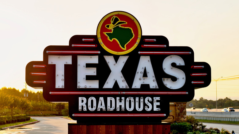 texas roadhouse sign