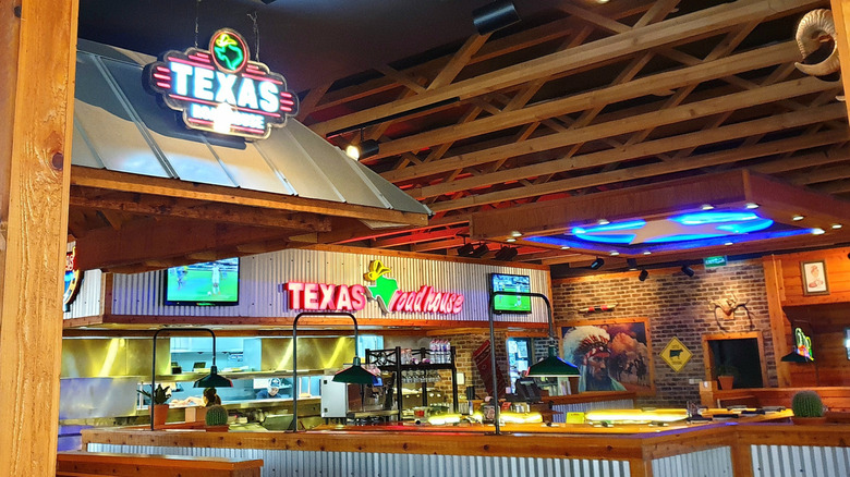 Texas Roadhouse dining room
