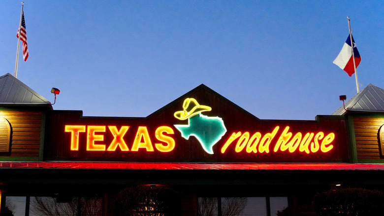 Texas Roadhouse restaurant exterior sign
