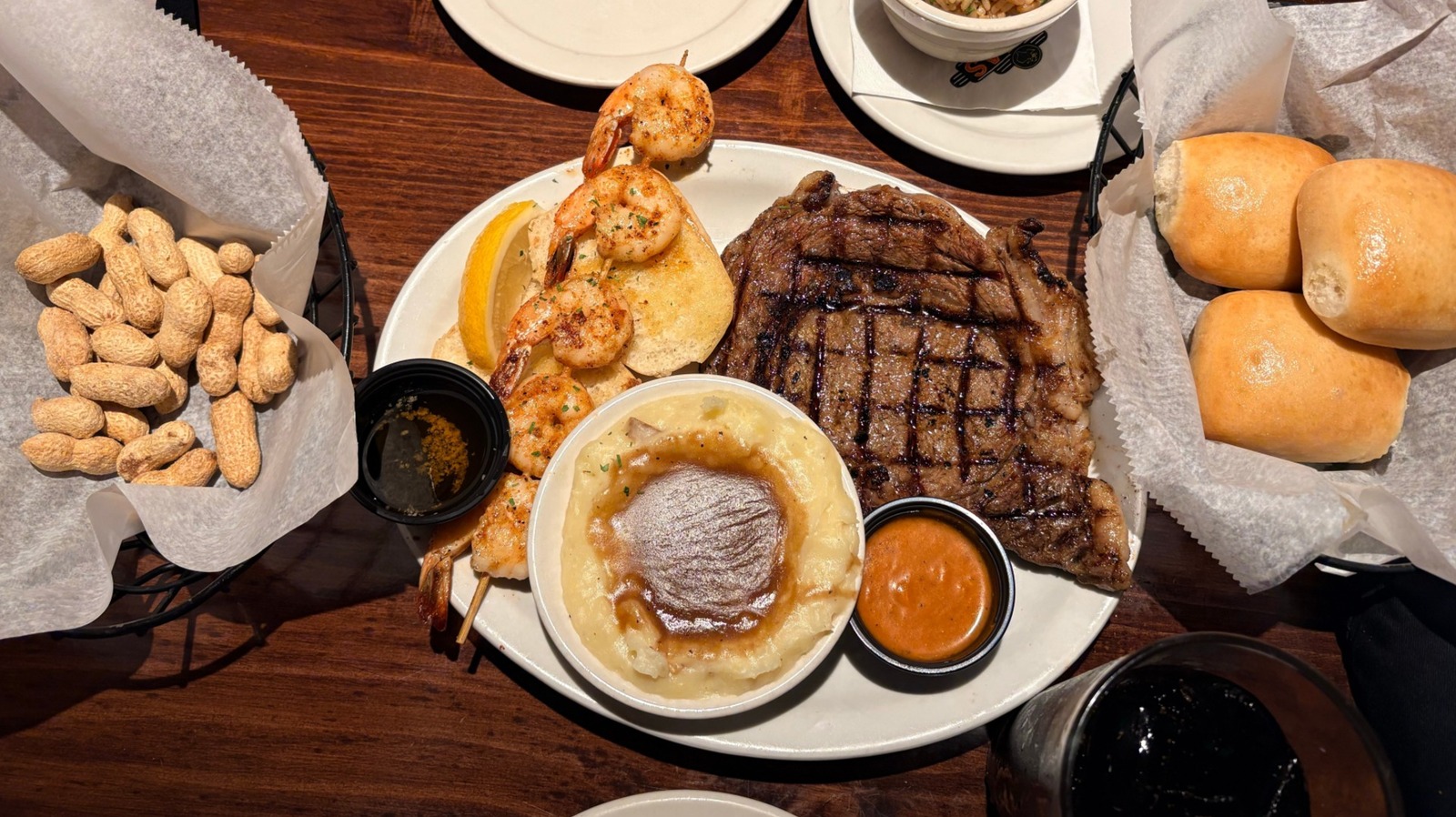 Texas Roadhouse Used To Have Live Country Music - Here's Why That Stopped - Tasting Table