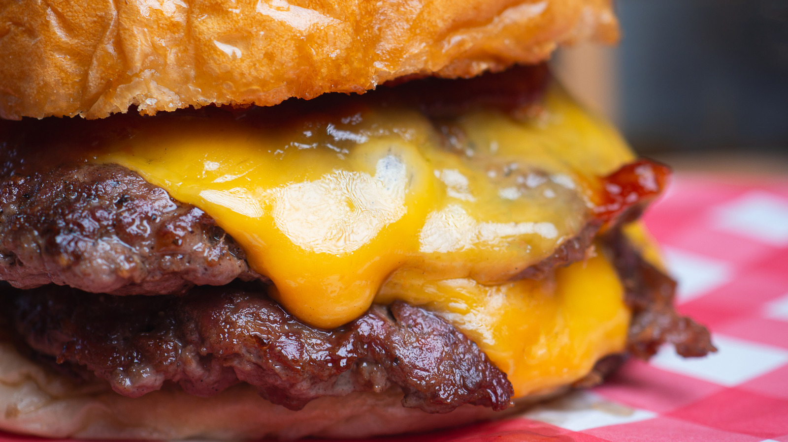 The 10-Second Foil Trick That Gives Cheeseburgers The Gooiest Bites - Tasting Table