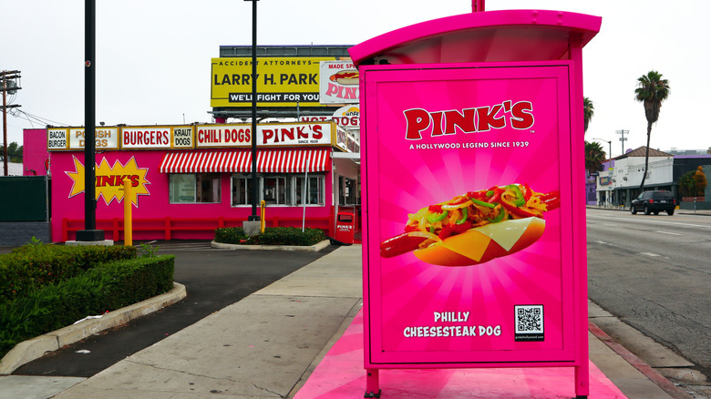 Pinks hot dogs in Hollywood with sign
