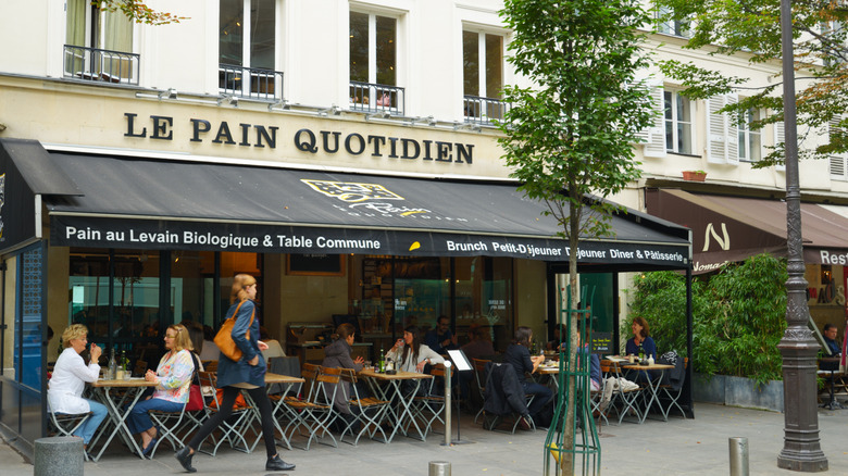 Exterior of Le Pain Quotidien location