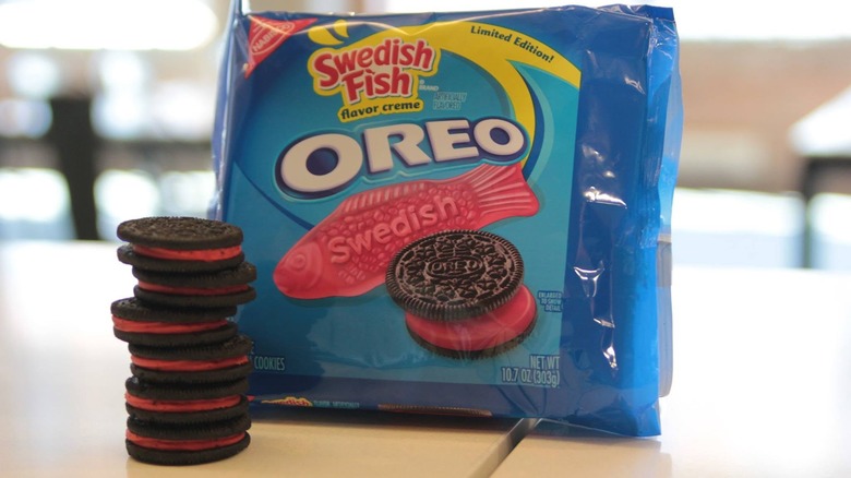 Stack of Swedish Fish Oreo next to plastic packaging