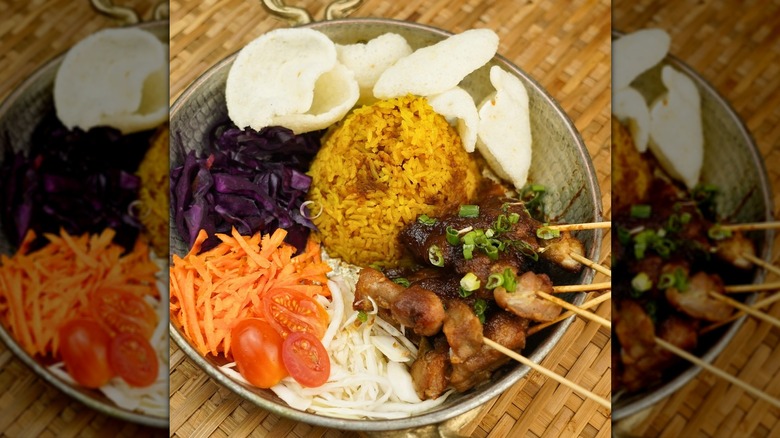 Sate Ayam in bowl on wooden table