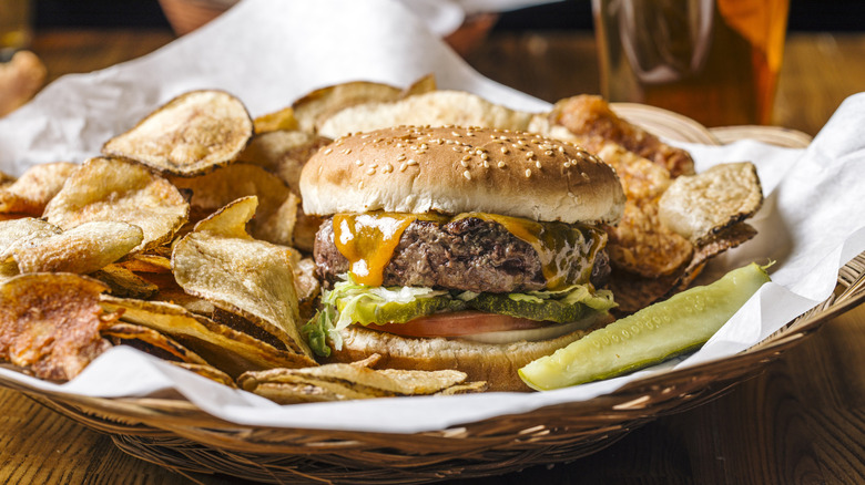 Cheeseburger with chips