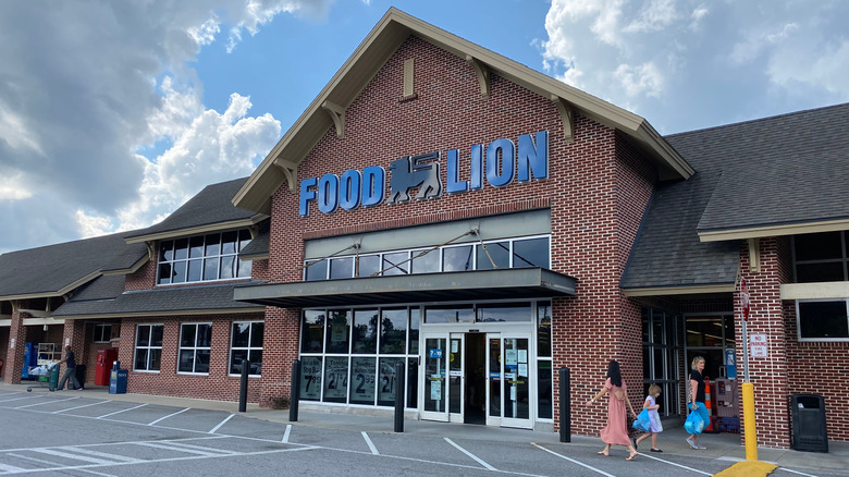 Exterior of Food Lion grocery store