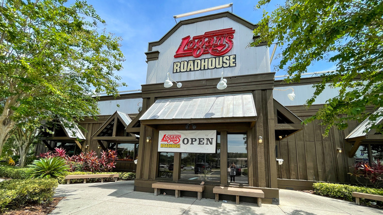 The exterior of Logan's Roadhouse