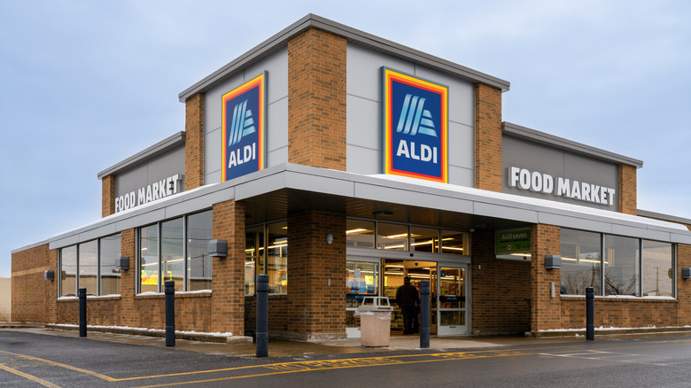 The exterior of an Aldi grocery store.