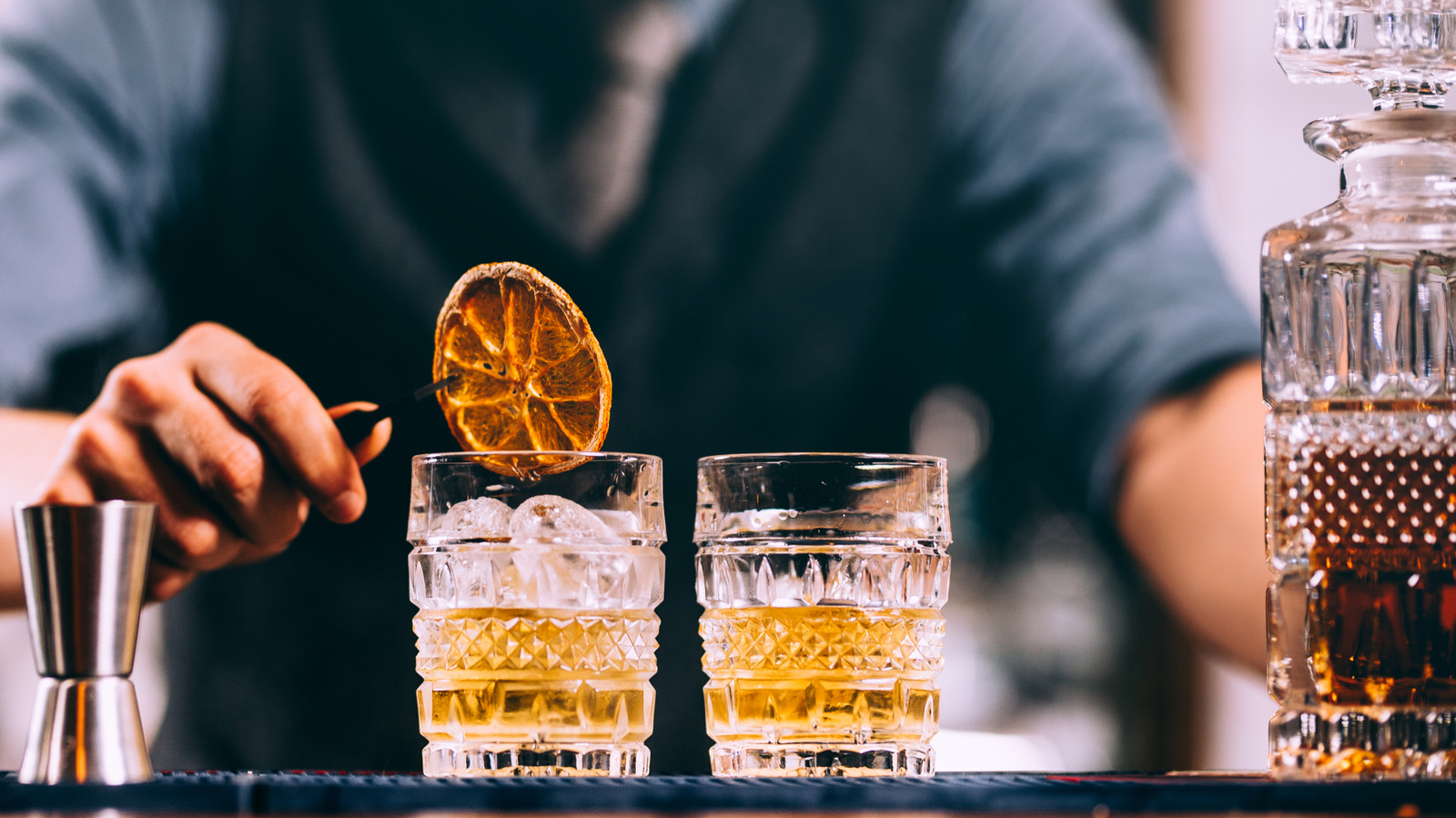 The 2 Whiskey Cocktails Everyone Enjoyed In The 1960s Have Never Gone Out Of Style