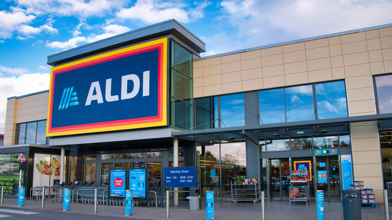 Closeup of Aldi grocery storefront