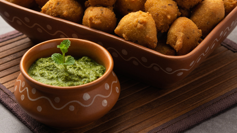 fried snack with green chutney