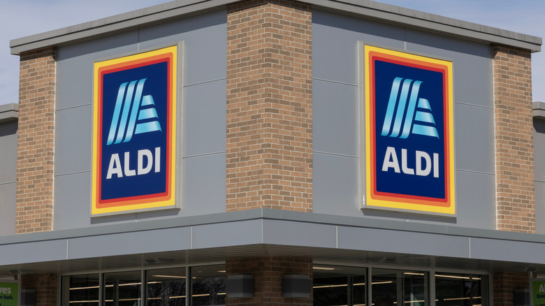 Aldi grocery store exterior