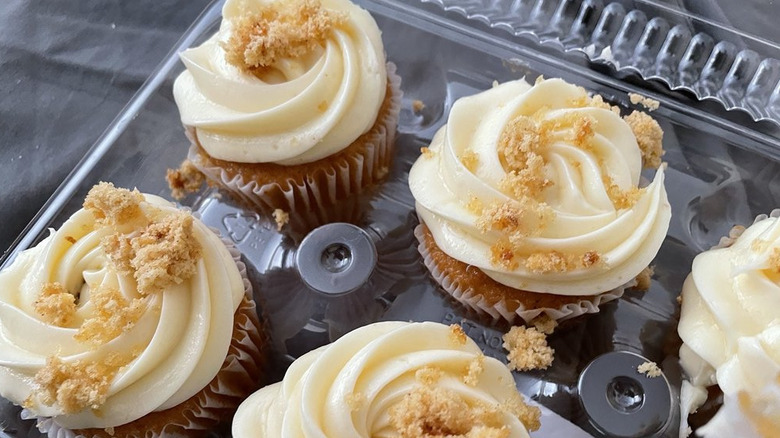Pumpkin cupcakes with cream cheese frosting and crumb topping