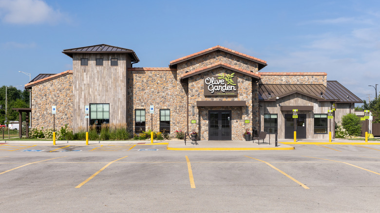 Exterior of Olive Garden in the day