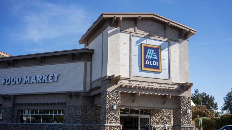 Front view of an Aldi grocery store in front of blue sky