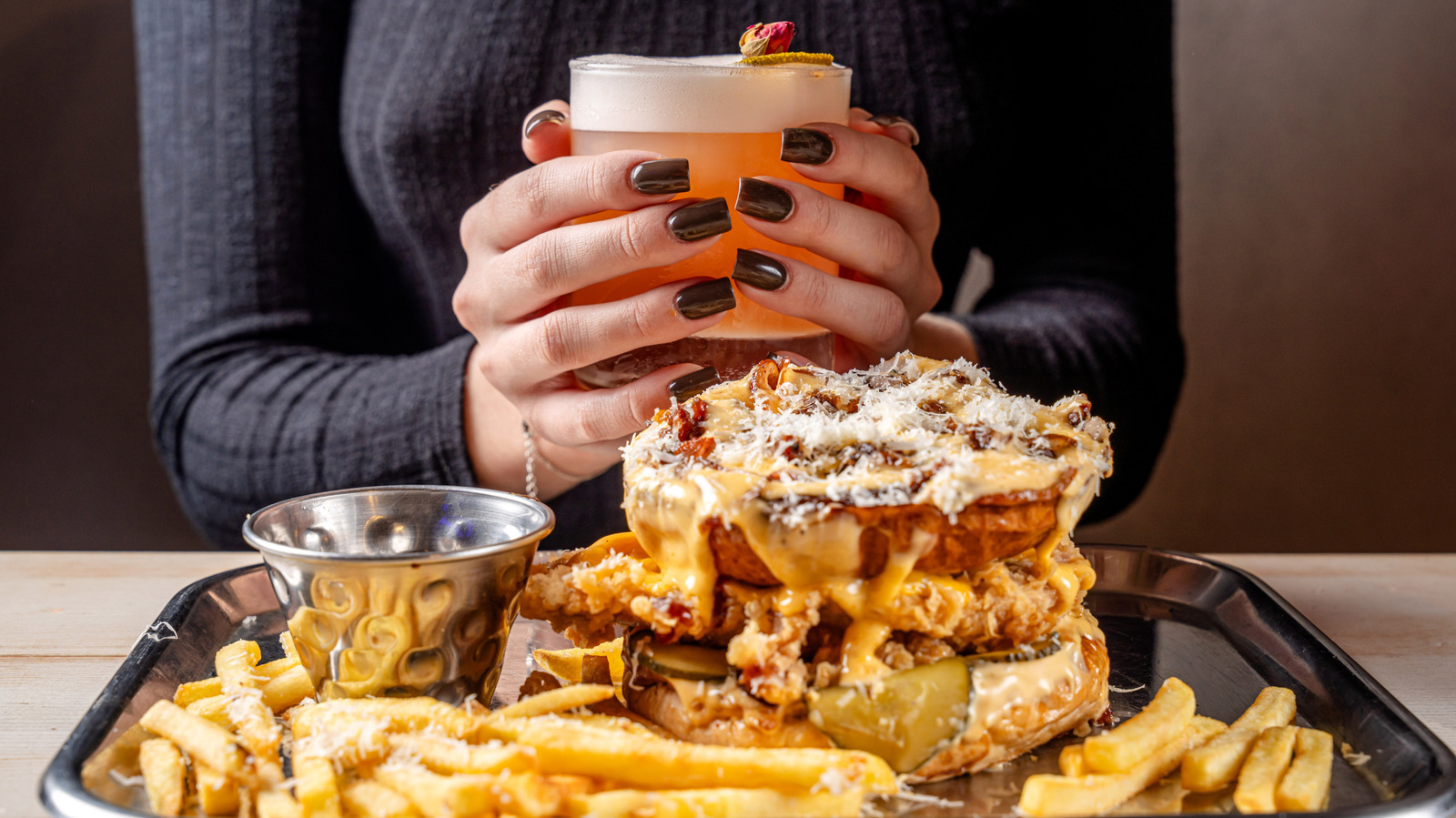 The 8 Absolute Best Cocktails To Order With Burgers