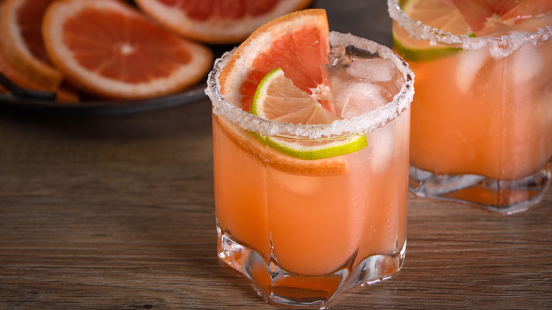 2 palomas with grapefruit slices